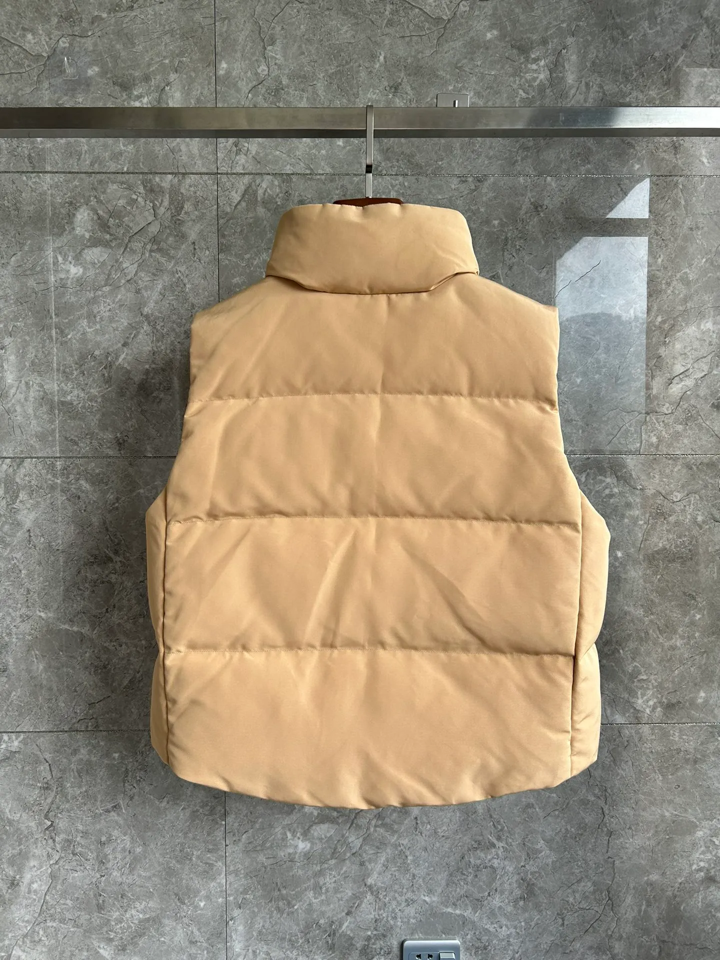 P600 2267WB Grandview black label women's short vest. Constructed from Arctic Tech recycled fabric®, it features a cinchable hem for sleek styling and storage. Color: Beige. Size: XS S M L XL.